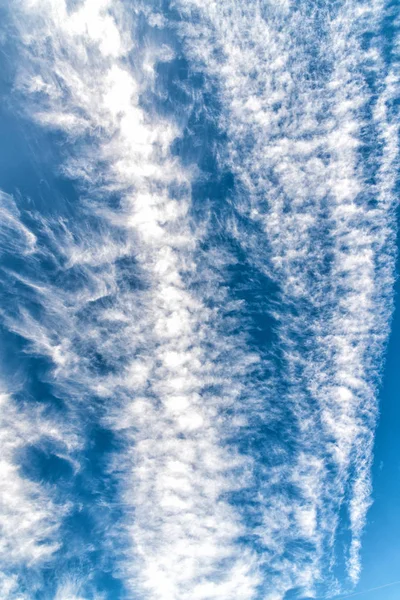 Mavi Gökyüzünde Bulutlar Sokak Dikey Görünümü — Stok fotoğraf