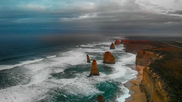 Vista Panorámica Aérea Aérea Los Doce Apóstoles Amanecer Nublado Australia —  Fotos de Stock