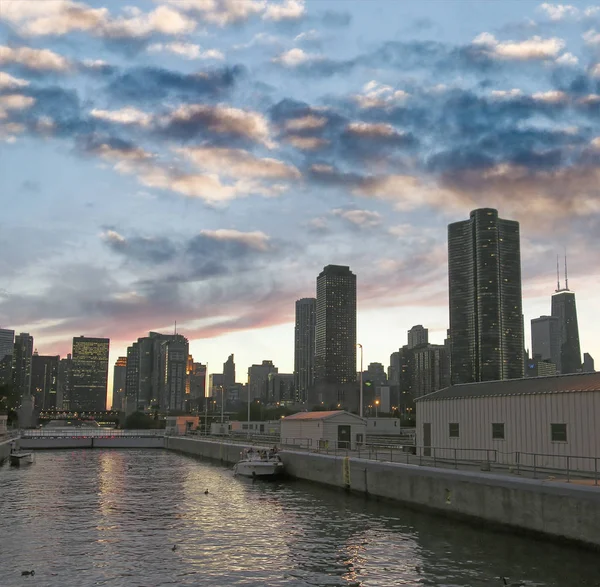 夏のシーズンにシカゴ夕焼けのスカイライン — ストック写真