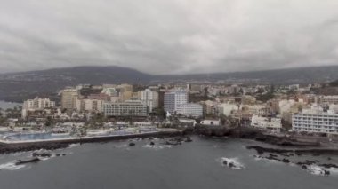 Garachico havuzları ve manzarası. Tenerife havadan görünümü.