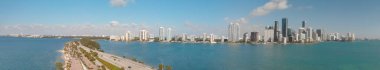 Rickenbacker geçidi ve Miami manzarası gün batımında, Florida hava panoramik manzaralı.