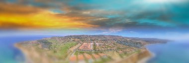 Rancho Palos Verdes kıyı şeridi, günbatımı, California - ABD Hava panoramik manzaralı.