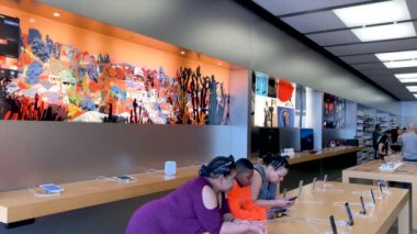 footage of crowd of people in Apple store, USA