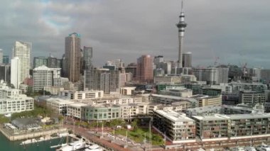Hava panoramik Auckland Skyline alacakaranlıkta, Yeni Zelanda.