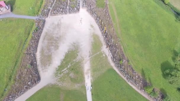 Drone Overhead Luchtfoto Van Heuvel Van Kruisen Kryziu Kalnas Het — Stockvideo