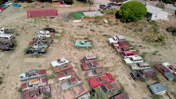 田舎の駐車場に集まった車の残骸の頭上空撮 — ストック動画