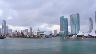 Çıkış yapan bir cruise ship den görüldüğü gibi Miami günbatımı manzarası.