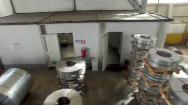 Soğuk haddelenmiş çelik rulo çelik sanayi tesisi ambar, havadan görünümü depolama alanında. Video