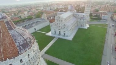 Ek yükü hava panoramik mucizeler meydanında Pisa, İtalya. Video