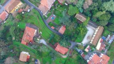 güneşli, dağlar arka plan üzerinde şaşırtıcı kırsal görünümü