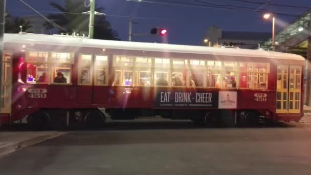 Footage Vintage Tram Rijden City Street — Stockvideo