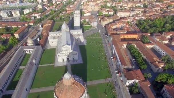 イタリアの奇跡の広場にある大聖堂のオーバーヘッド パノラマ空撮 ビデオ — ストック動画