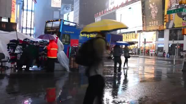 Nueva York City Junio 2013 Tráfico Times Square Por Noche — Vídeos de Stock