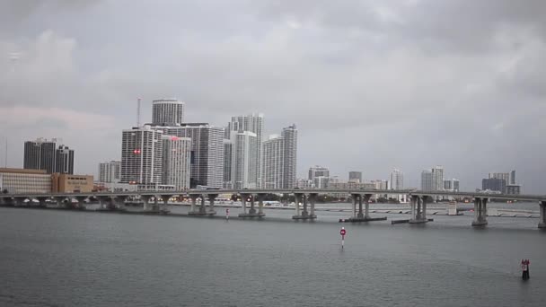 Zachód Słońca Panoramę Miasta Miami Jak Widać Odlatujących Statek Wycieczkowy — Wideo stockowe