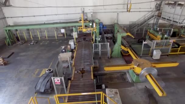 冷轧钢卷在存储区的钢铁工业厂房仓库 鸟瞰图 — 图库视频影像