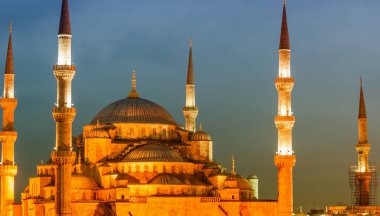 Istanbul. Gece karanlığında ışıklı Camii.