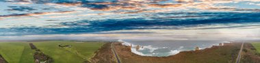 Great Ocean Road boyunca Oniki Havariler, Avustralya. Fırtınalı bir gün batımında panoramik havadan görünümü.