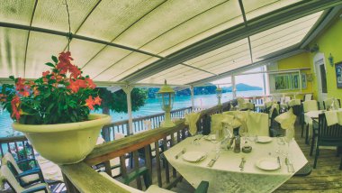 Klagenfurt, Avusturya - Ağustos 2013: Şehir Göl boyunca güzel senaryo. Klagenfurt Avusturya'da büyük bir yer.