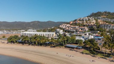 Airlie Beach Sahil güzel güneşli bir günde havadan görünümü.