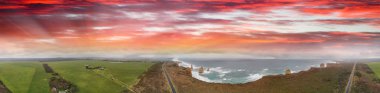Great Ocean Road boyunca Oniki Havariler, Avustralya. Fırtınalı bir gün batımında panoramik havadan görünümü.