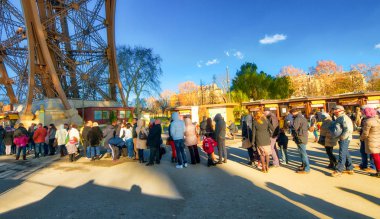 Paris, Fransa - Aralık 2012: Turist Eyfel Kulesi ziyaret edin. Kentin 40 milyon insan her yıl çekiyor..