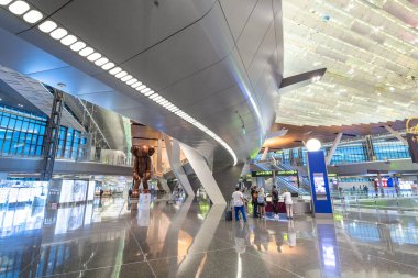 Doha, Katar - 16 Ağustos 2018: İç Hamad Uluslararası Havaalanı. Havaalanında bir tören Qatar Airways uçuş ile 30 Nisan 2014 açıldı.