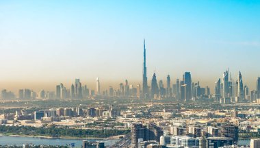 Dubai, Birleşik Arap Emirlikleri - 22 Kasım 2015: Şehir manzarası ve Binalar. Dubai yılda 10 milyondan fazla ziyaretçi çeken.