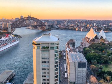 Hava günbatımı görünümünden Sydney Harbour city çatı.