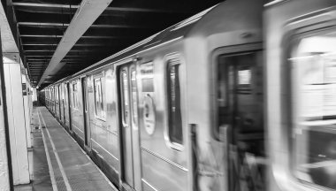 Hızlı tren New York Metro içinde hareket. 18 Sokağı İstasyonu.
