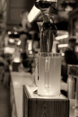 Cam ile gece bir barda yeşil İçecek