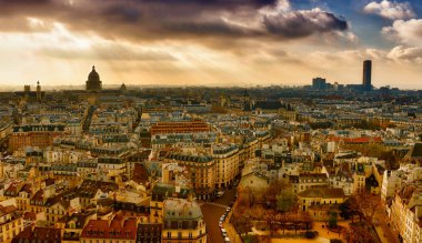 Paris manzarası havadan görünümü bulutlu bir günde - Fransa.
