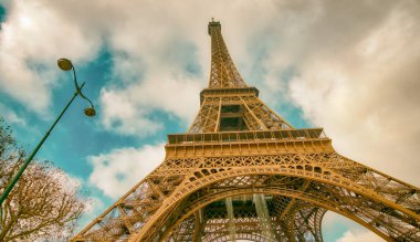 Eyfel Kulesi, havaya doğru görünümü bir güneşli kış gününde.