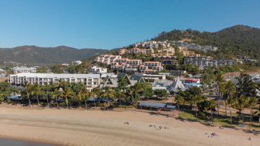 Airlie Beach Sahil güzel güneşli bir günde havadan görünümü.