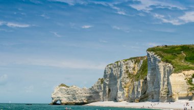 Etretat Normandy için harika kayalıklarla. Jeolojik kaya şekilleri.