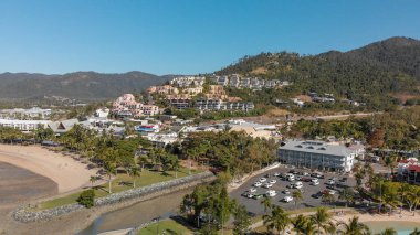 Güzel sahil şeridi ve cityscape Airlie Beach, Queensland. Drone üzerinden havadan görünümü.