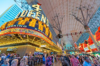 Las Vegas, Nv - 29 Haziran 2018: Downtown Las Vegas ışıkları ve Fremont Street gece hayatı. Bu şehrin ikinci en ünlü caddesi olan.