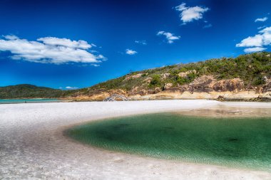 Güzel plaj Whitsunday Adaları, görün güneşli bir günde, Avustralya.