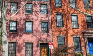New York şehrinin renkli binalar güneşli bir sonbahar.
