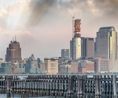 Gün batımında New Jersey'li Manhattan binalar manzarası.