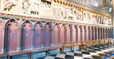 Paris, Fransa - Aralık 2012: Ünlü Notre Dame Katedrali Notre Dame, iç. Notre Dame 130 metre uzunluğunda, bu 48 metre genişliğinde, 35 metre yüksekliğinde.