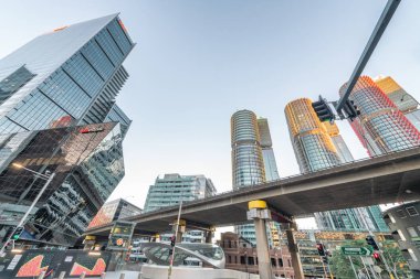 Sydney, Avustralya - 18 Ağustos 2018: Şehir merkezinde gün batımında gökdelenler. Sydney her yıl 15 milyon turist çeken.