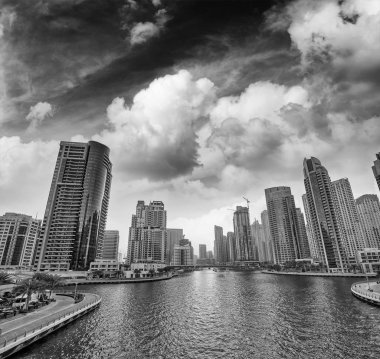 Güzel günbatımı manzarası, Dubai Marina, Birleşik Arap Emirlikleri.