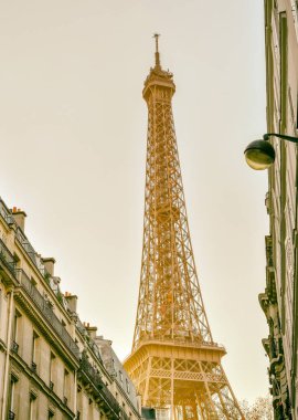 Eyfel Kulesi tarafından şehir binaları - Paris, Framce çerçeveli.