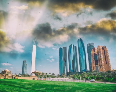 Emirates Sarayı bahçelerine Abu Dabi modern manzarası güneşli bir günde, Birleşik Arap Emirlikleri