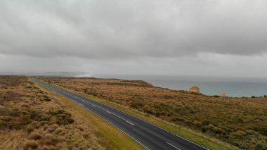 Fırtınalı bir öğleden sonra Oniki Havariler kıyı şeridi havadan görünümü.
