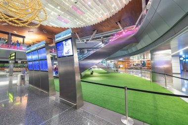 Doha, Katar - 16 Ağustos 2018: İç Hamad Uluslararası Havaalanı. Havaalanında bir tören Qatar Airways uçuş ile 30 Nisan 2014 açıldı.