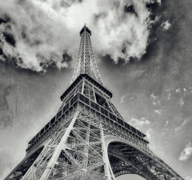 Eyfel Kulesi yukarı doğru görünümü güzel güneşli kış gününde - Paris - Fransa.