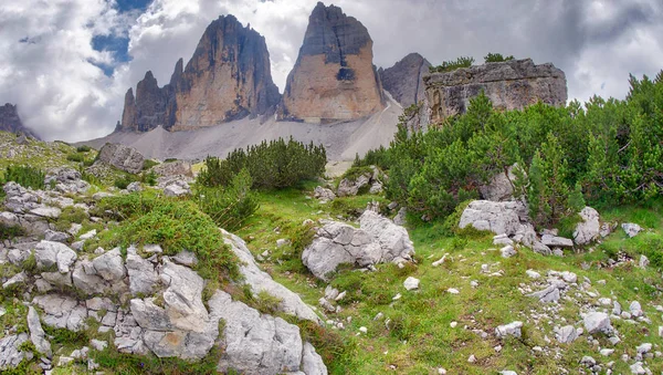 夏のシーズン イタリアのドロミテで Lavaredo つのピーク — ストック写真