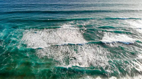 Vista Aérea Hacia Abajo Las Olas Del Mar Una Hermosa — Foto de Stock