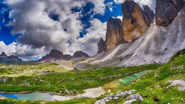 夏のシーズン イタリアのドロミテで Lavaredo つのピーク — ストック写真